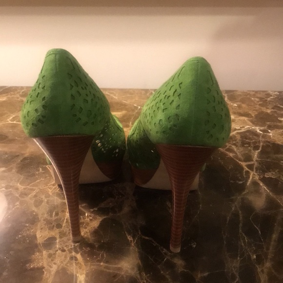 Enzo Angiolini Green peep toe pump. - Picture 3 of 4